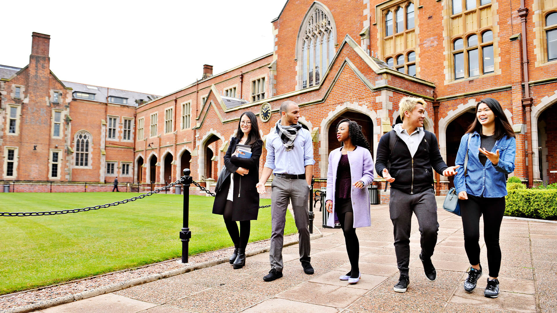 Престижные вузы страны. Королевский университет Белфаста. Queen's University Belfast одежда. Университет за границей.