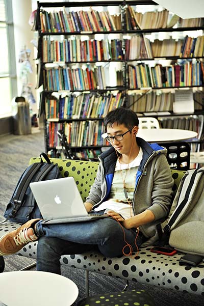 国际学生在学习资源中心使用笔记本电脑学习
