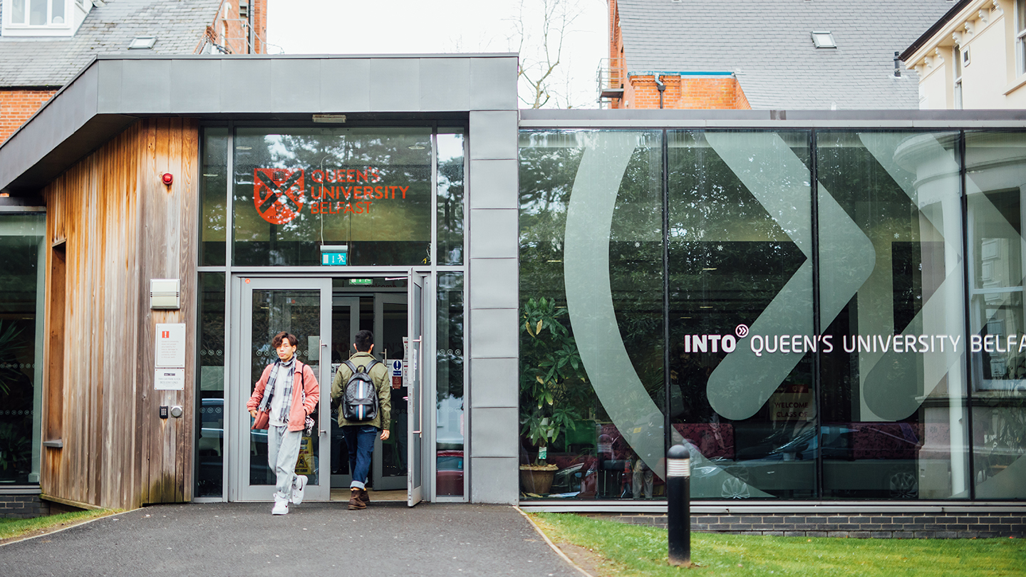 学生走出英国女王大学INTO中心的入口 
