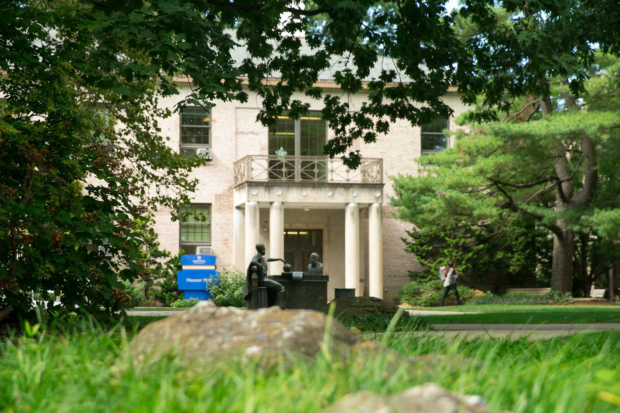 霍夫斯特拉校园面积244英亩，校园里有户外雕塑和植物园 