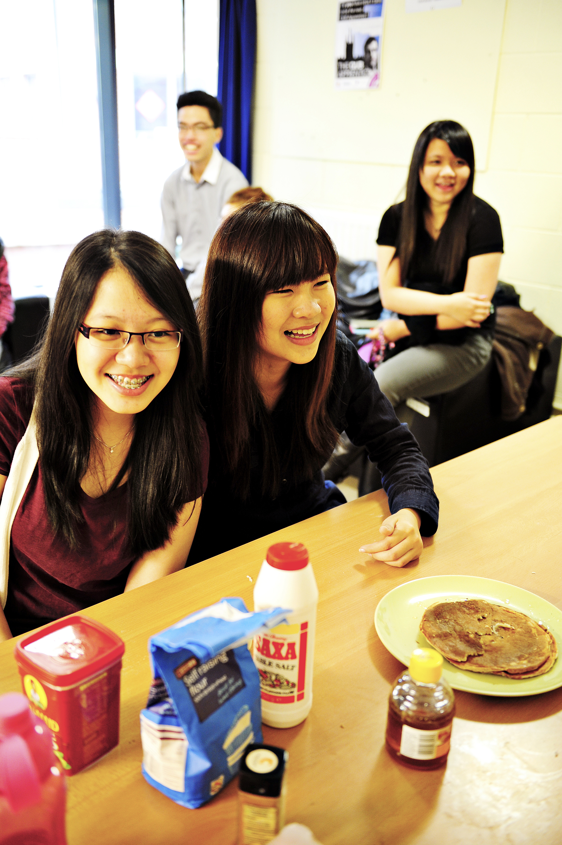 国际学生在学生宿舍的公用厨房内共享美食