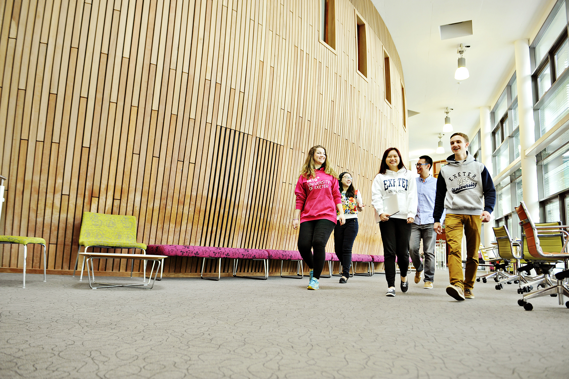国际学生穿过INTO中心