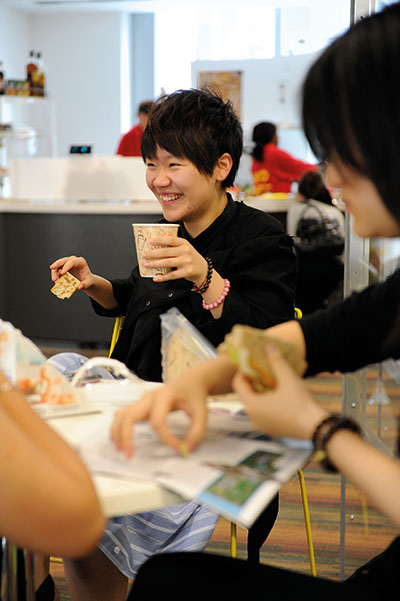 国际学生在INTO咖啡厅中就餐