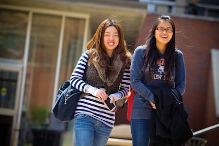 学生们漫步在圣路易斯大学校园 学生们漫步在圣路易斯大学校园
