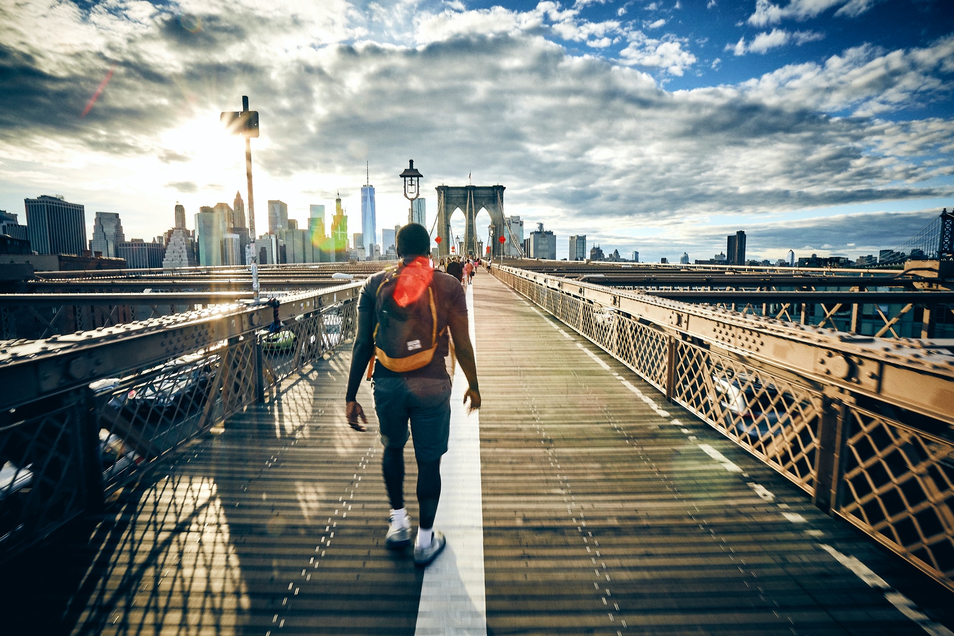 طالب يمشي عبر جسر إلى مانهاتن