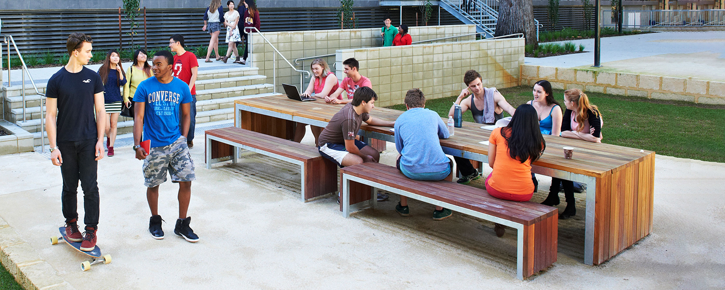 学生们在享受西澳大学的校园
